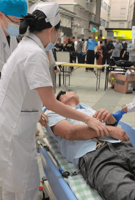 东莞一男子陪同家人就诊时突然倒地<strong></p>
<p>今日原油国际价格</strong>，护士“火眼金睛”抢回生机