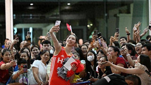 女排世锦赛︱小组赛全胜昂首出线<strong></p>
<p>黄金国际价格</strong>，中国队带着“女排精神”向前冲