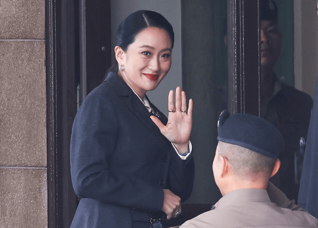 泰国总理佩通坦遭解职 <strong></p>
<p>黄金</strong>他信家族再下台