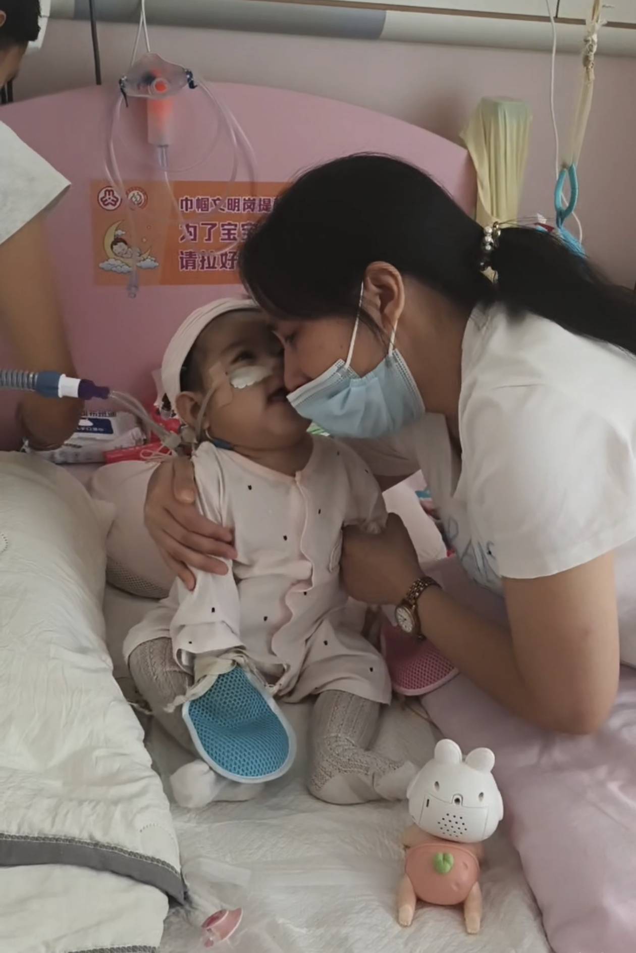 奶奶在哭<strong></p>
<p>黄金</strong>，宝宝在笑！40天女婴重病，00后父亲割肝救女，术后这一幕让网友泪奔