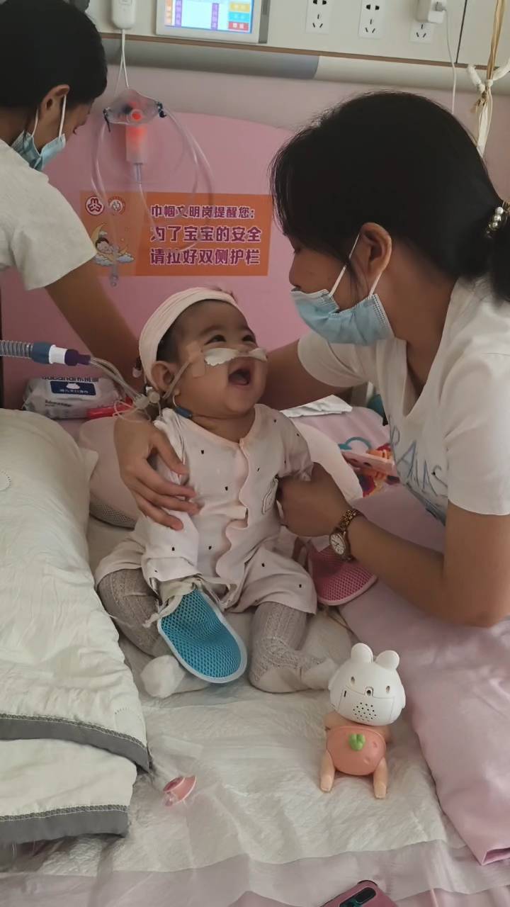 奶奶在哭<strong></p>
<p>黄金</strong>，宝宝在笑！40天女婴重病，00后父亲割肝救女，术后这一幕让网友泪奔
