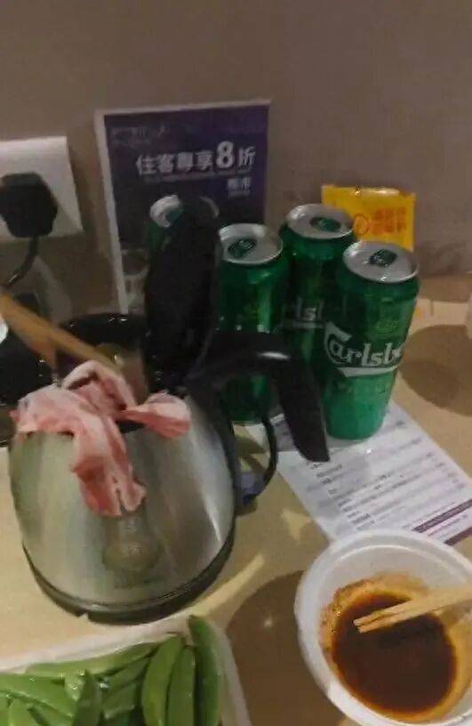 男子发视频“炫耀”用客房水壶煮火锅<strong></p>
<p>黄金</strong>，当事酒店回应