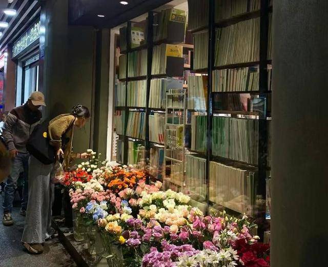 七夕不送玫瑰改送花菜<strong></p>
<p>黄金</strong>！这一届年轻人“反套路”重新定义浪漫