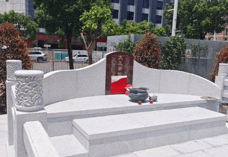 网传一小区建坟墓<strong></p>
<p>黄金</strong>，街道正进一步核查和处置