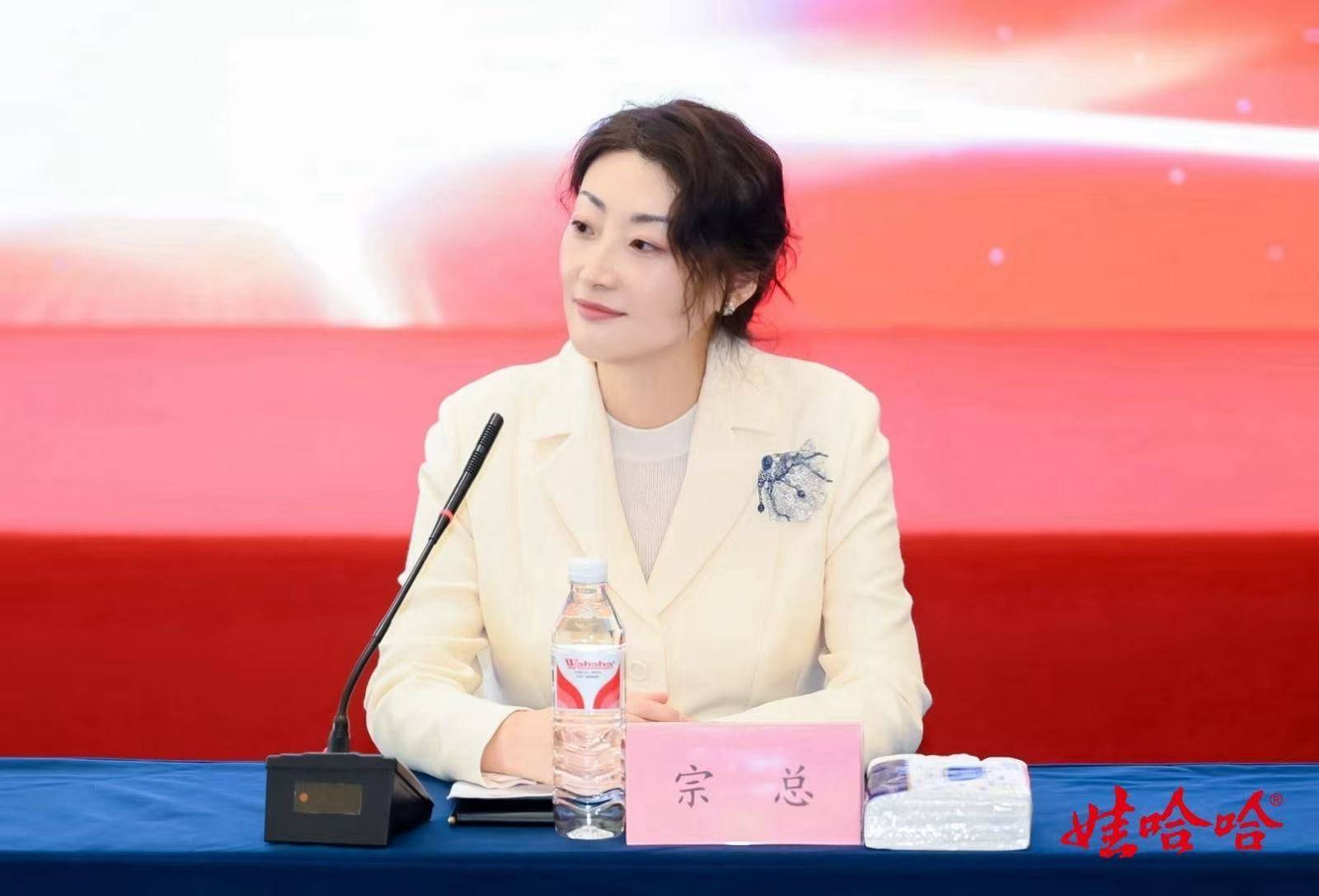 商业头条No.89 | 专访宗馥莉：做一个“追赶者”<strong></p>
<p>黄金</strong>，不急于证明自己