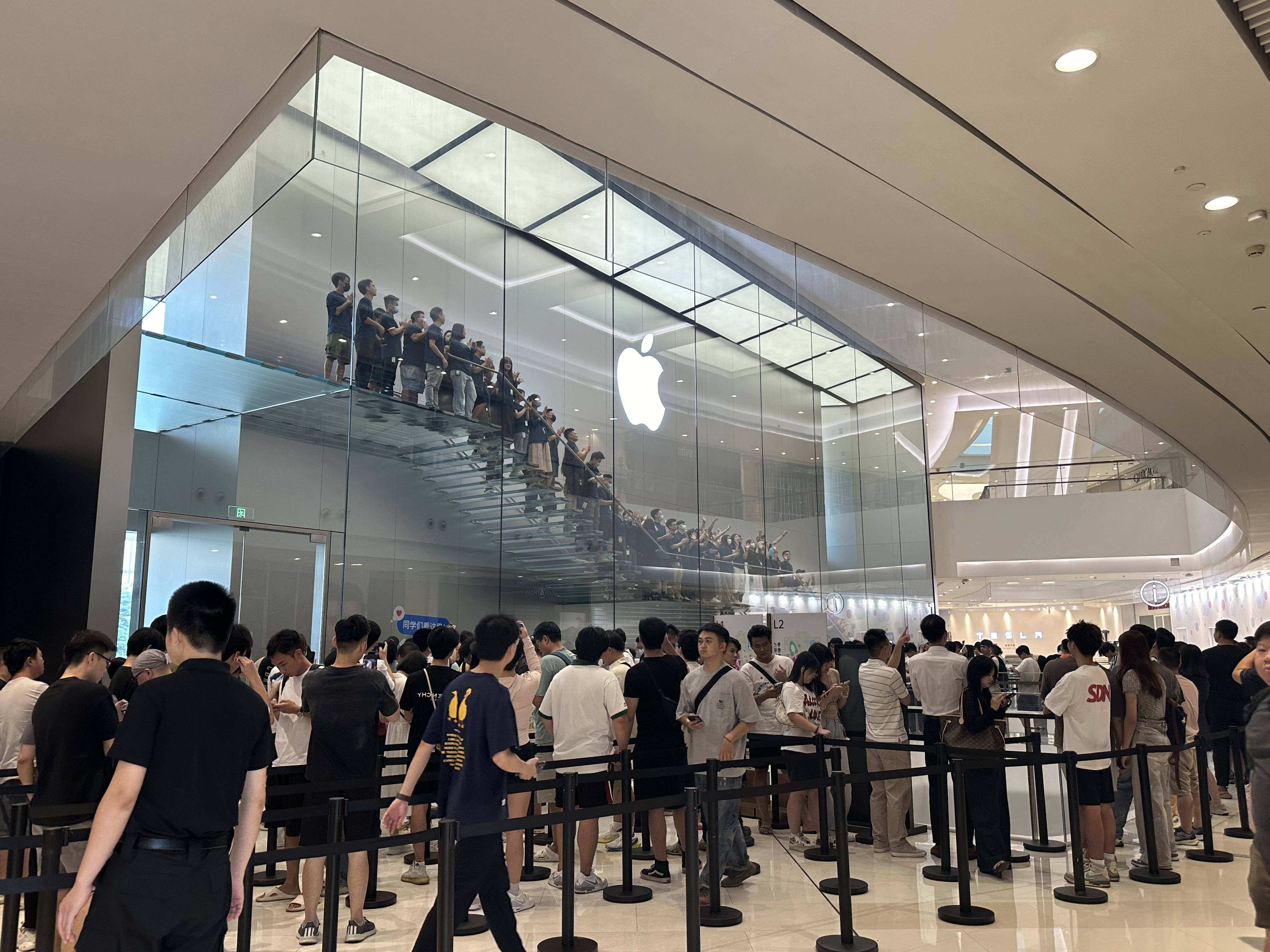 华为、苹果旗舰新机发布在即：高端三折叠手机“硬刚”iPhone 17<strong></p>
<p>黄金</strong>，哪款产品更值得关注？