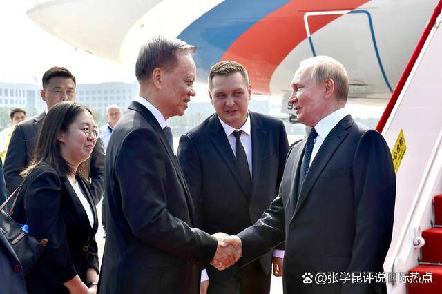 普京抵达第一站<strong></p>
<p>白银</strong>，金正恩随后就到，中方给2人准备的位置十分特殊