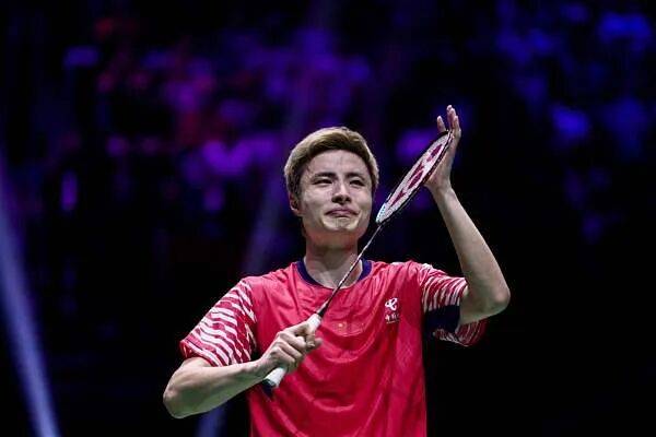 祝贺！石宇奇2比1逆转昆拉武特<strong></p>
<p>白银</strong>，获得羽毛球世锦赛男单冠军！