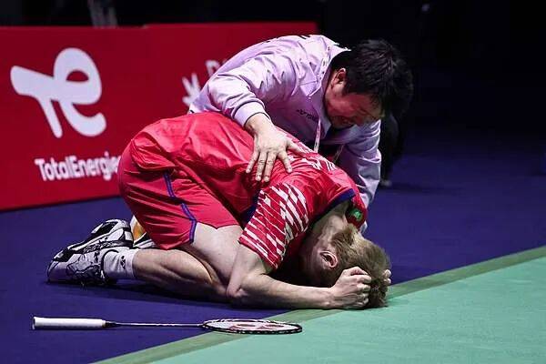 祝贺！石宇奇2比1逆转昆拉武特<strong></p>
<p>白银</strong>，获得羽毛球世锦赛男单冠军！
