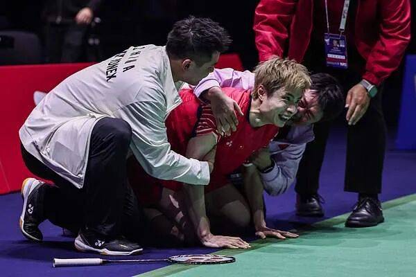 祝贺！石宇奇2比1逆转昆拉武特<strong></p>
<p>白银</strong>，获得羽毛球世锦赛男单冠军！