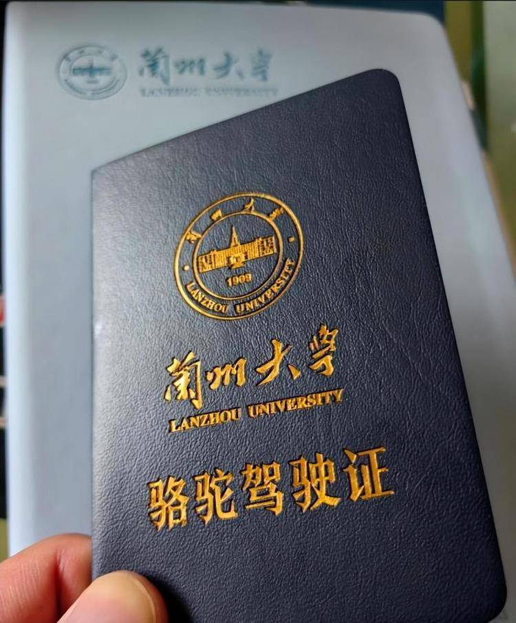 一人一驼<strong></p>
<p>icu</strong>，骆驼尾气排放超标要扣分？兰大回应学生持证骑骆驼上学：骆驼驾驶证为学校文创，非官方证件