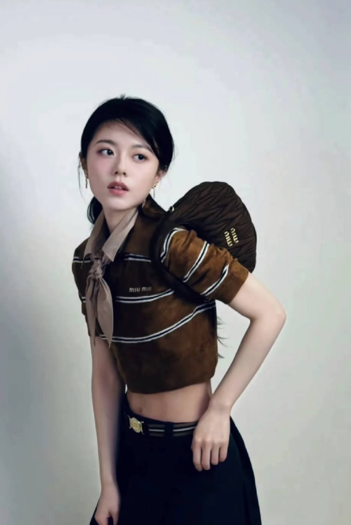 50岁佘诗曼机场街拍秀蛮腰身材绝了<strong></p>
<p>icu</strong>！王心凌同样穿法重返18岁