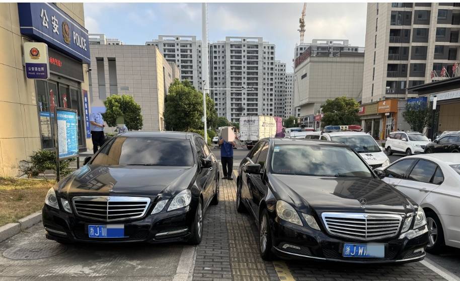 浙江街头惊现两辆“一模一样”的车！民警一查<strong></p>
<p>聚查</strong>，不简单，当场扣车