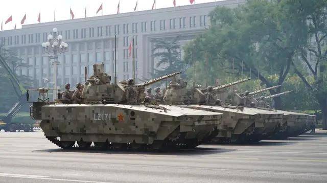 不装了<strong></p>
<p>聚查</strong>！一口气看完九三大阅兵武器装备！谁说我们一个也不认识？
