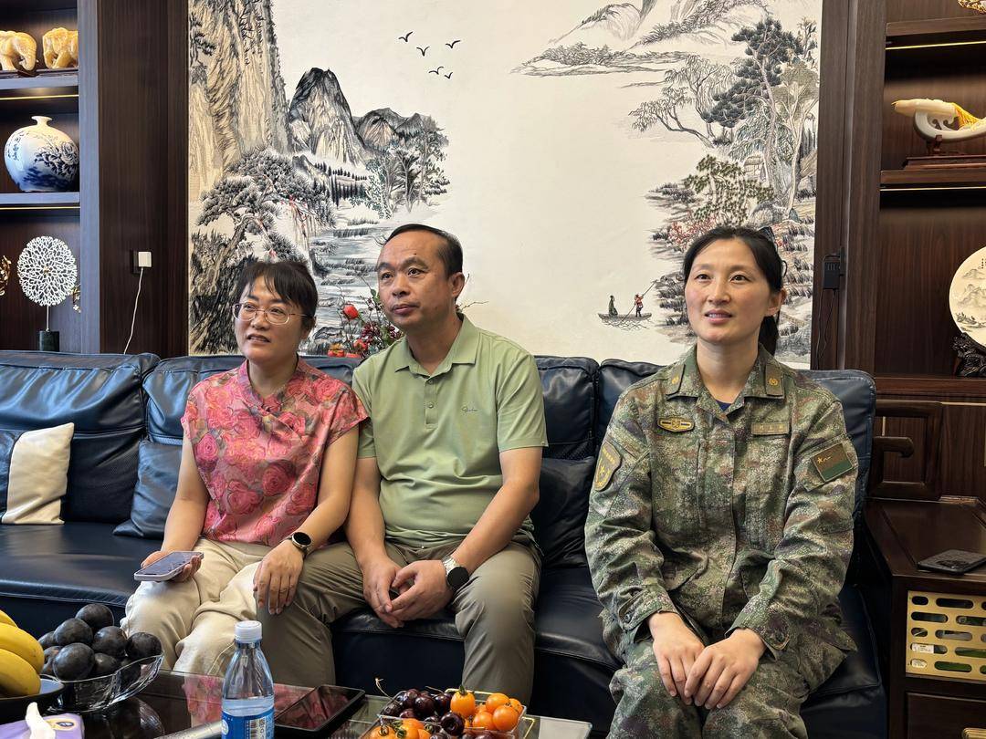 抗战胜利80周年大阅兵民兵方阵<strong></p>
<p>聚查</strong>，有两名女生来自无锡地区