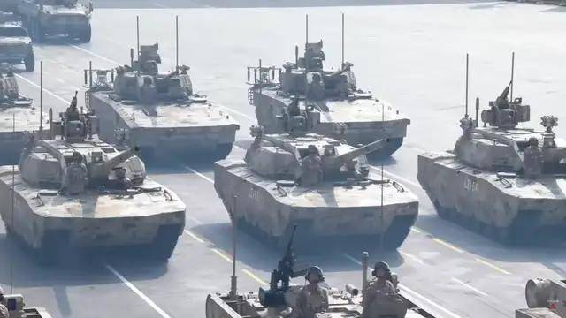 100式坦克<strong></p>
<p>聚查</strong>？红旗-29？东风-61？九三阅兵都有哪些亮点？