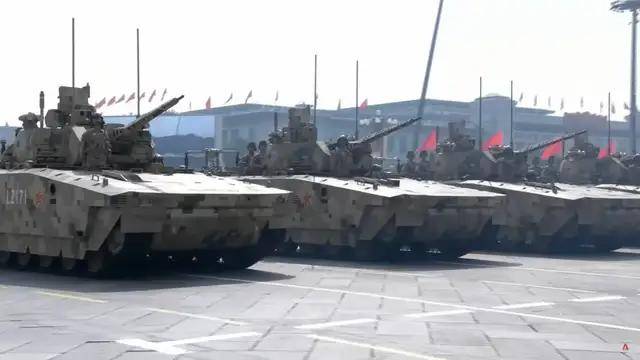 100式坦克<strong></p>
<p>聚查</strong>？红旗-29？东风-61？九三阅兵都有哪些亮点？