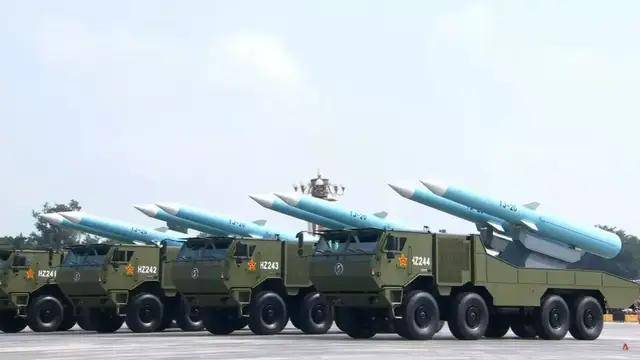100式坦克<strong></p>
<p>聚查</strong>？红旗-29？东风-61？九三阅兵都有哪些亮点？