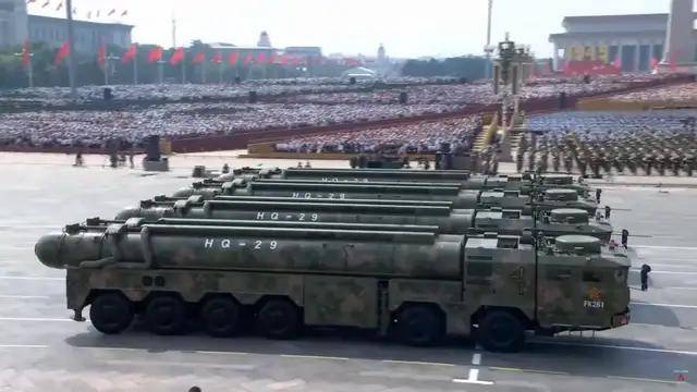 100式坦克<strong></p>
<p>聚查</strong>？红旗-29？东风-61？九三阅兵都有哪些亮点？