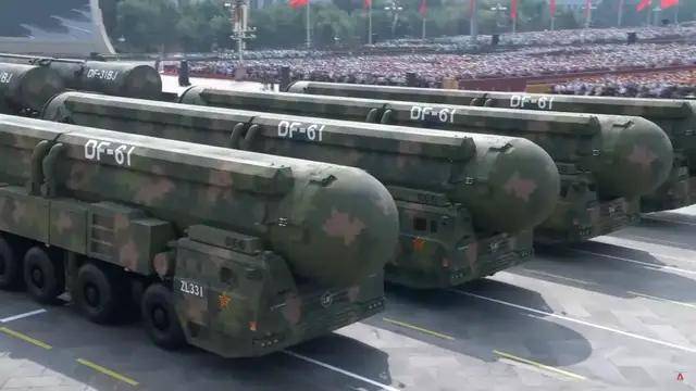 100式坦克<strong></p>
<p>聚查</strong>？红旗-29？东风-61？九三阅兵都有哪些亮点？