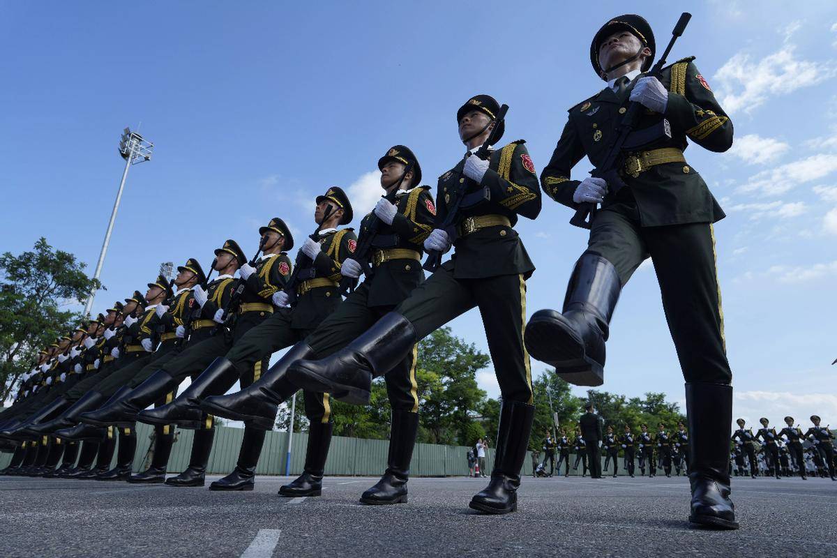 九三阅兵引发岛内震荡<strong></p>
<p>剧场</strong>，宋楚瑜紧急喊话大陆，应承诺不对台动用武力