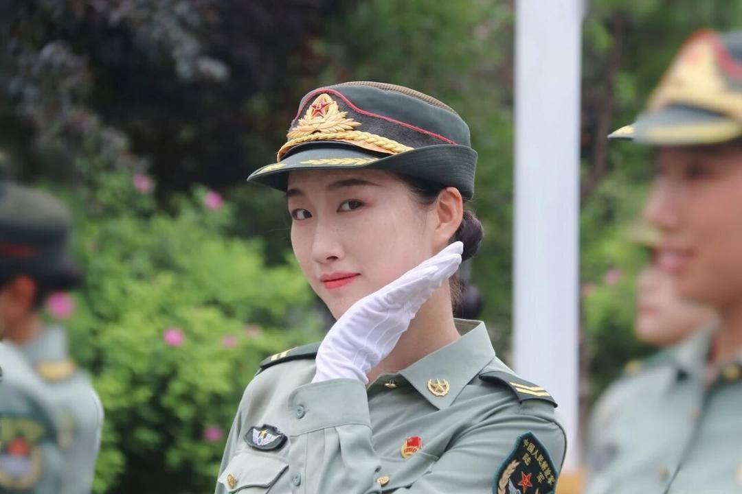 英姿飒爽！四川高校大四女生<strong></p>
<p>剧场</strong>，亮相九三阅兵方队