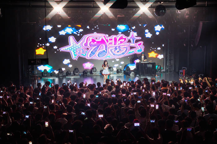 明星不够用了<strong></p>
<p>剧场</strong>，网红“接管”演唱会