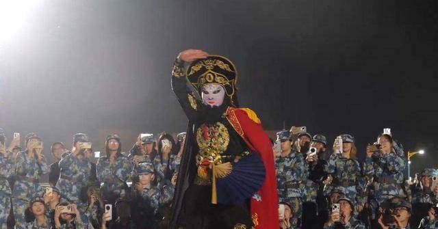 兰州大学军训期间大一女生表演川剧吐火<strong></p>
<p>free价格</strong>，校方：学生来自东北，因个人爱好自学