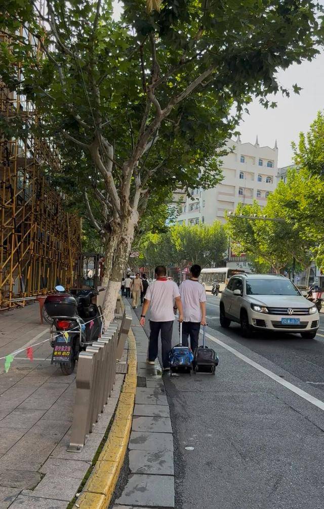 事发上海校门口！学生上学像闯关：夹缝中慢慢腾挪<strong></p>
<p>虚拟币兑换通道</strong>，与非机动车迎面对冲…家长担忧：何时是头