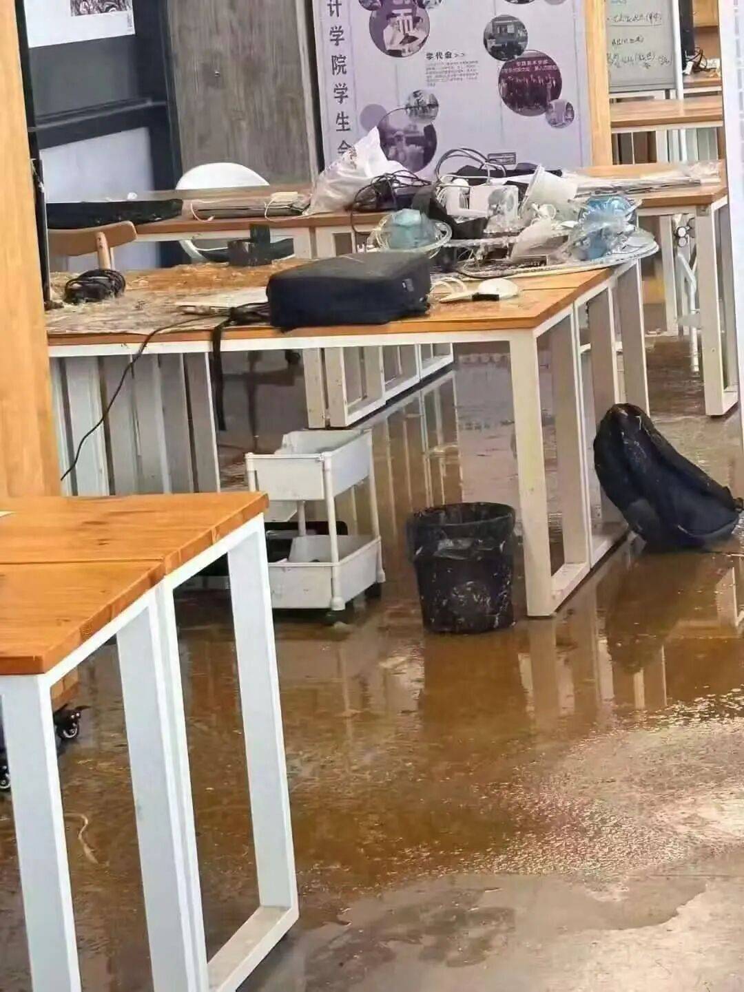 浙江杭州一女生教室正做作业<strong></p>
<p>虚拟币兑换通道</strong>，头顶管道破裂被污水淋头，情绪崩溃大哭，中国美院良渚校区：眼镜堵塞管道致泄漏，女生已得到安抚