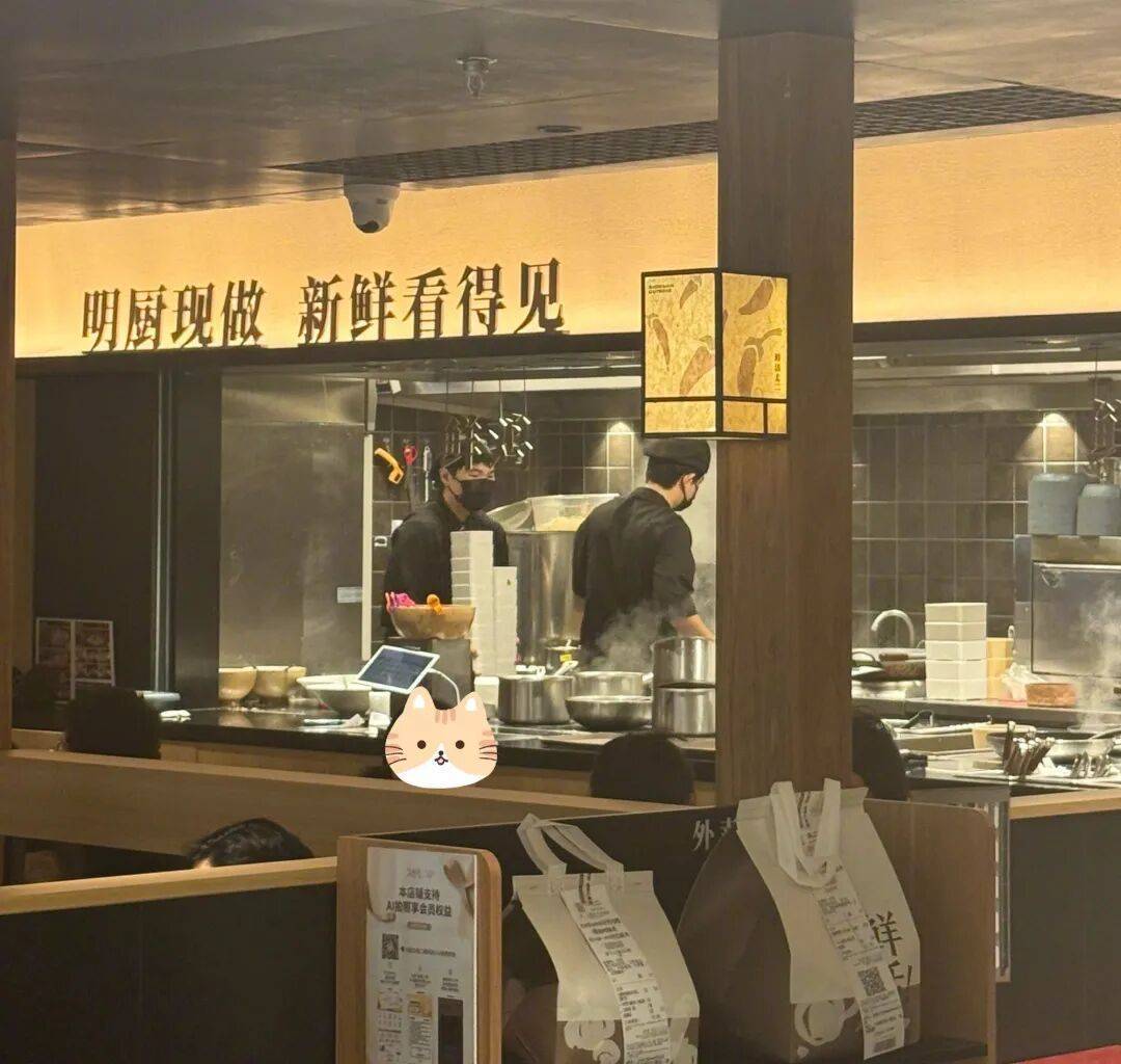 7分钟上齐3道菜<strong></p>
<p>传奇</strong>，太二酸菜鱼“活鱼现做”遭质疑！客服：只有“鲜活门店”是活鱼现杀