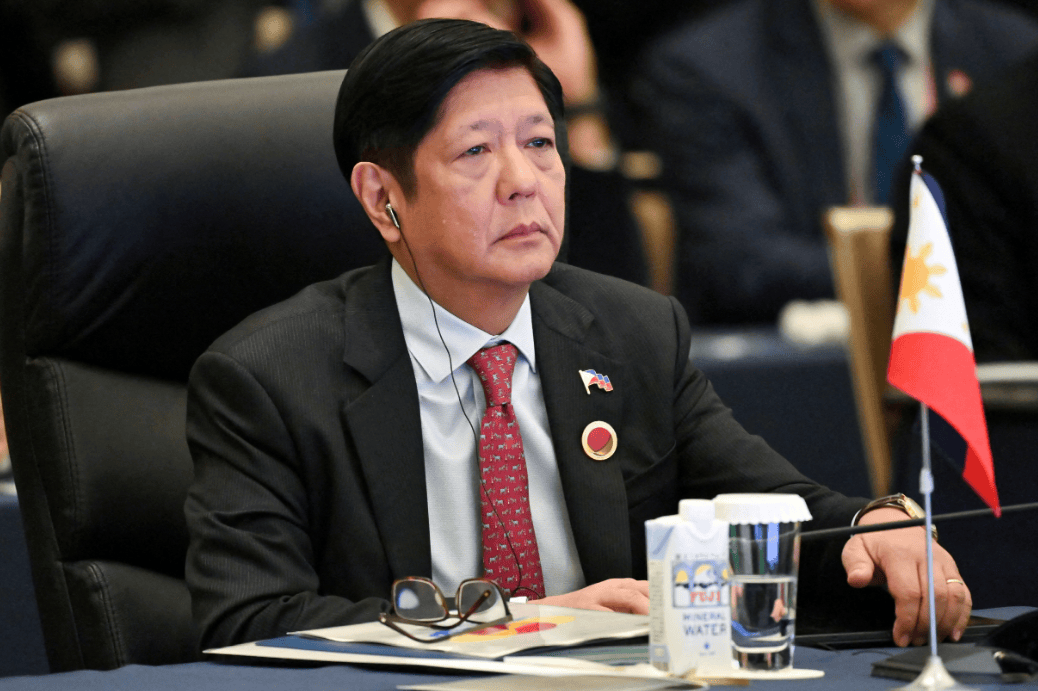 菲律宾局势突变！全军已进入待命状态<strong></p>
<p>传奇</strong>，马科斯点的火，终究烧到了自己身上