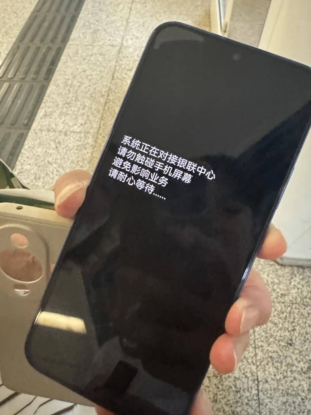 一根牙签“抢”回25万元！一老年乘客手机被“黑”<strong></p>
<p>传奇</strong>，地铁值班站长紧急取卡