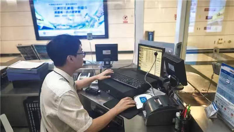 一根牙签“抢”回25万元！一老年乘客手机被“黑”<strong></p>
<p>传奇</strong>，地铁值班站长紧急取卡