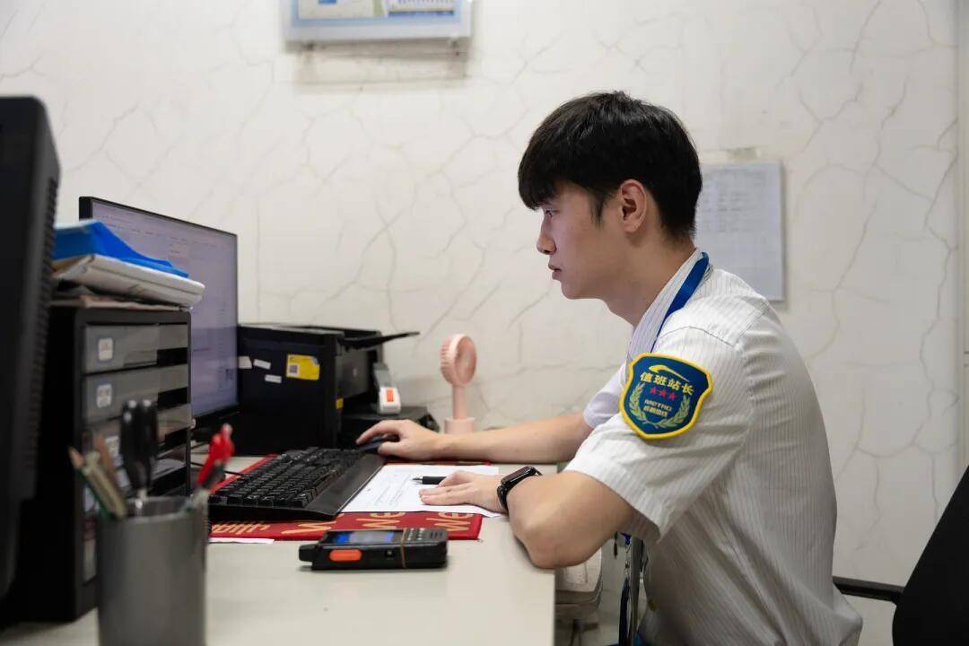 一根牙签“抢”回25万元！一老年乘客手机被“黑”<strong></p>
<p>传奇</strong>，地铁值班站长紧急取卡