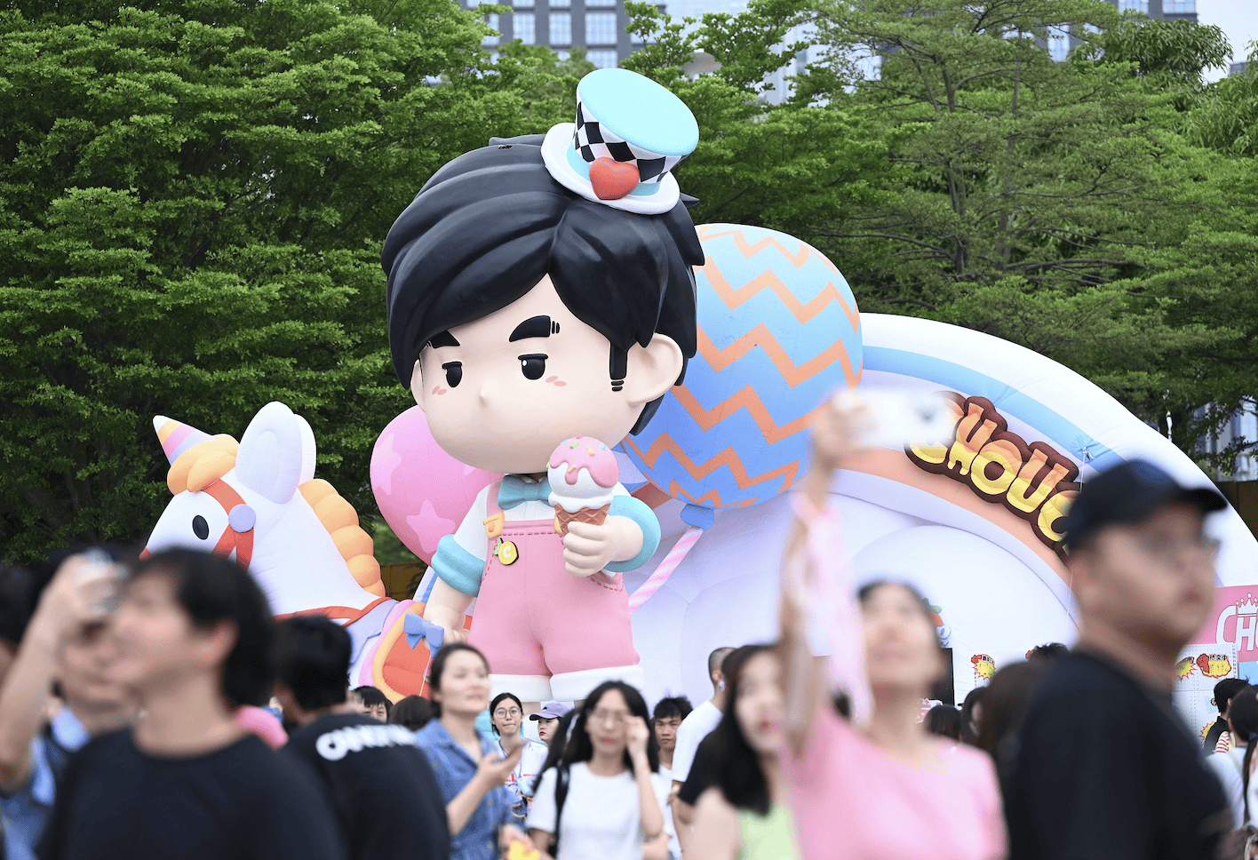 周杰伦济南演唱会一票难求<strong></p>
<p>传奇</strong>，有商家出租“写字楼观景窗”，报价最高1000元
