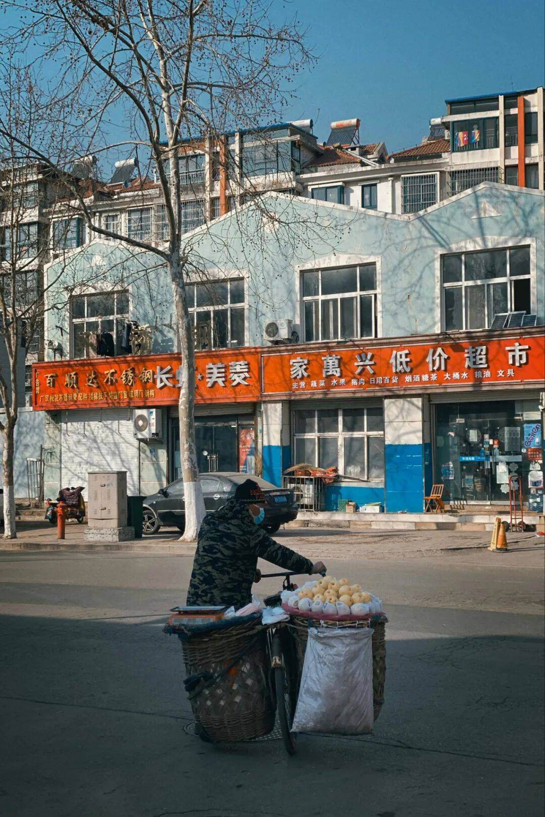 城市打工人<strong></p>
<p>传奇</strong>，花十几万回村给父母补缴社保