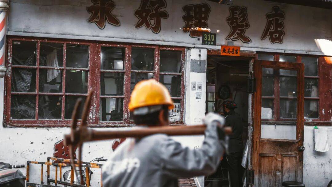城市打工人<strong></p>
<p>传奇</strong>，花十几万回村给父母补缴社保