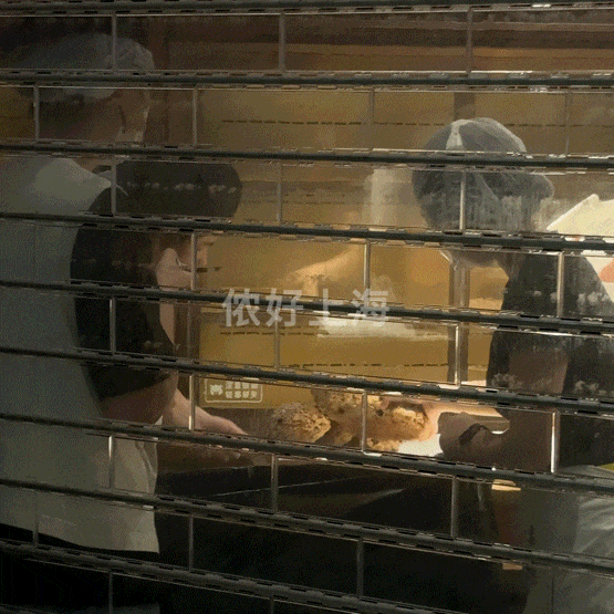 看着心疼<strong></p>
<p>传奇</strong>！上海网红店将没卖掉的面包整框扔了？网友吵翻