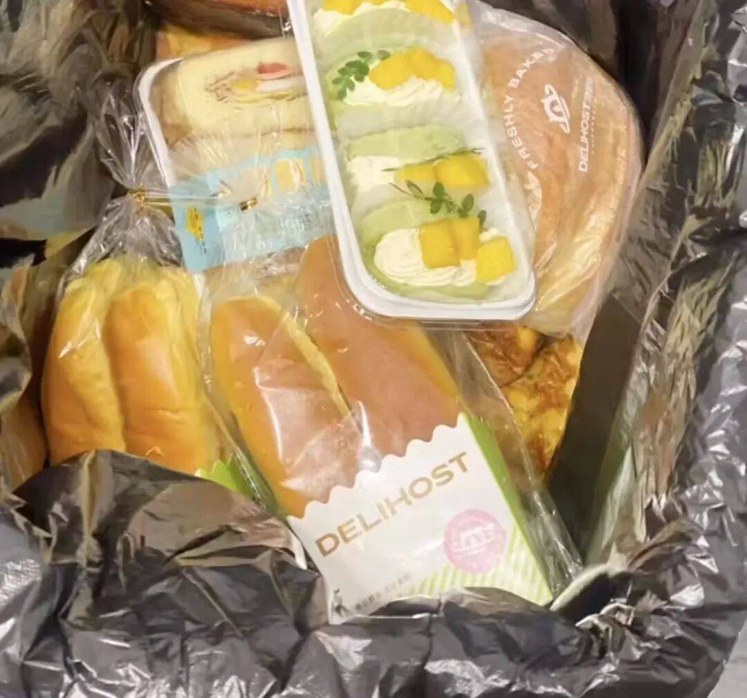 看着心疼<strong></p>
<p>传奇</strong>！上海网红店将没卖掉的面包整框扔了？网友吵翻