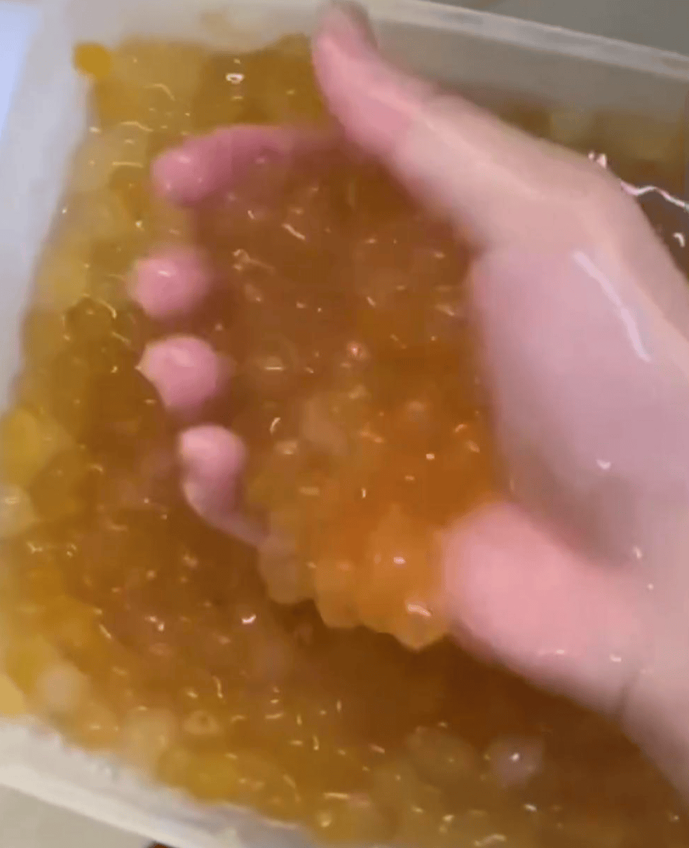 深圳一奶茶店员工脱下拖鞋放进小料盆<strong></p>
<p>虚拟币产生方法</strong>，店长称其第一天上班已被警方带走 “贡茶总部”否认是加盟店