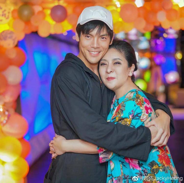 向太回应“向家破产”传闻：珠宝、豪宅都在<strong></p>
<p>虚拟贸币</strong>，还养着1000多名员工；向佐力挺：说话的人请有点底线