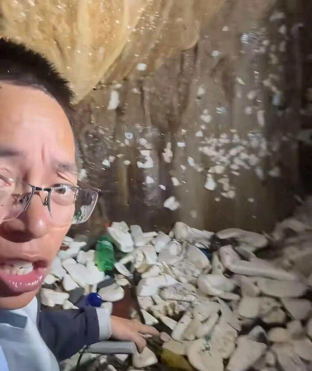 网友曝光溶洞垃圾成山、粪便满地<strong></p>
<p>虚拟贸币</strong>，“至少十层楼高”！官方通报