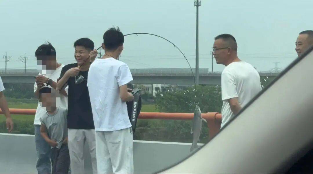 男子高速遇堵车下车钓鱼<strong></p>
<p>u虚拟币</strong>，首竿即中！开怀大笑：“鱼送路人了”