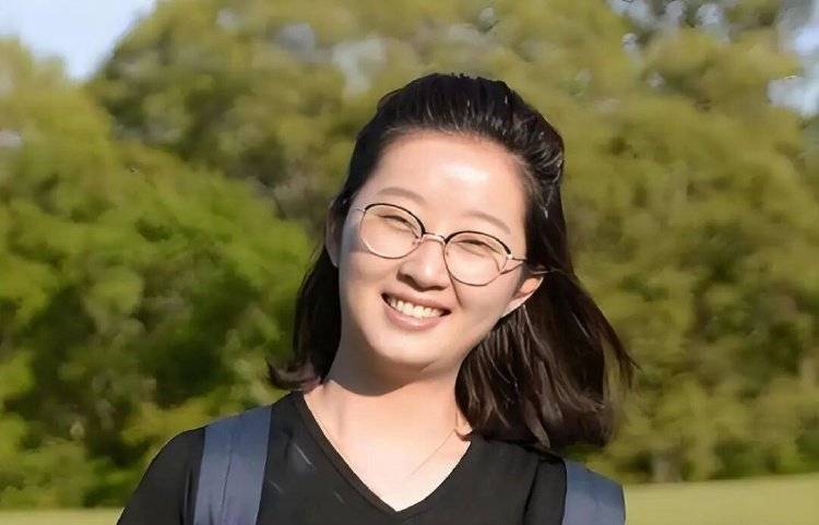 章莹颖男友国庆探望章父并协助直播<strong></p>
<p>u虚拟币</strong>，网友劝其早点结婚，本人回应