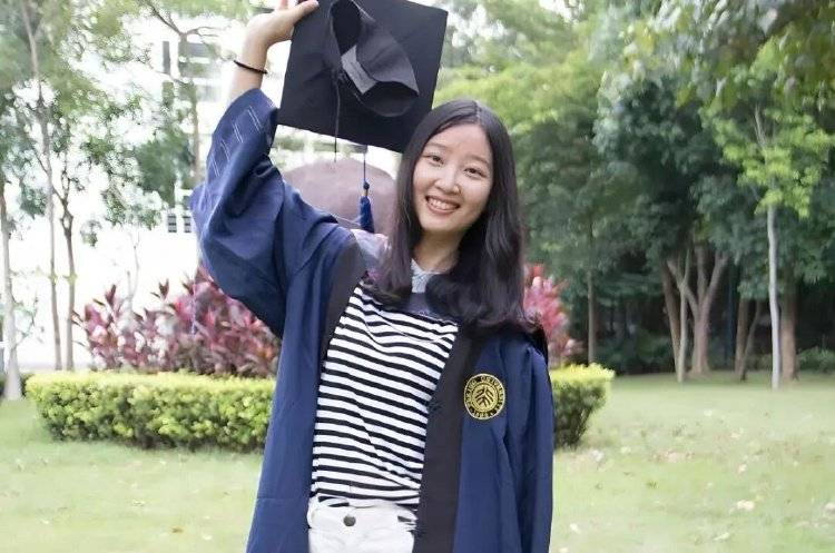 章莹颖男友国庆探望章父并协助直播<strong></p>
<p>u虚拟币</strong>，网友劝其早点结婚，本人回应