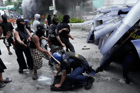 总统府前被烧成火海<strong></p>
<p>u虚拟币</strong>，总统却下落不明！菲律宾一夜变天，20城全乱了