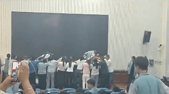 家长跪地被学生轮流踩踏<strong></p>
<p>十部委虚拟币</strong>，校方凌晨道歉