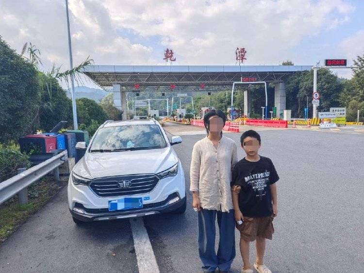 离谱！妈妈让儿子高速下车路边方便<strong></p>
<p>十部委虚拟币</strong>，解决完后跟随车流跑回来找她