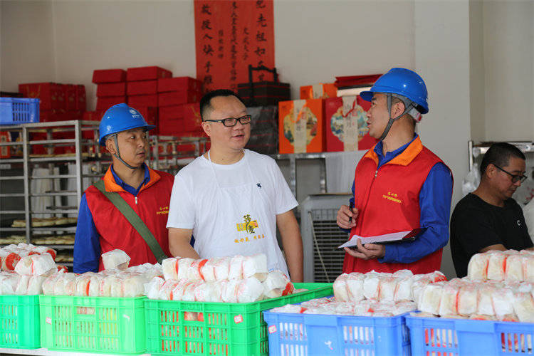 阖家团圆时<strong></p>
<p>十部委虚拟币</strong>，他们守护蓉城灯火